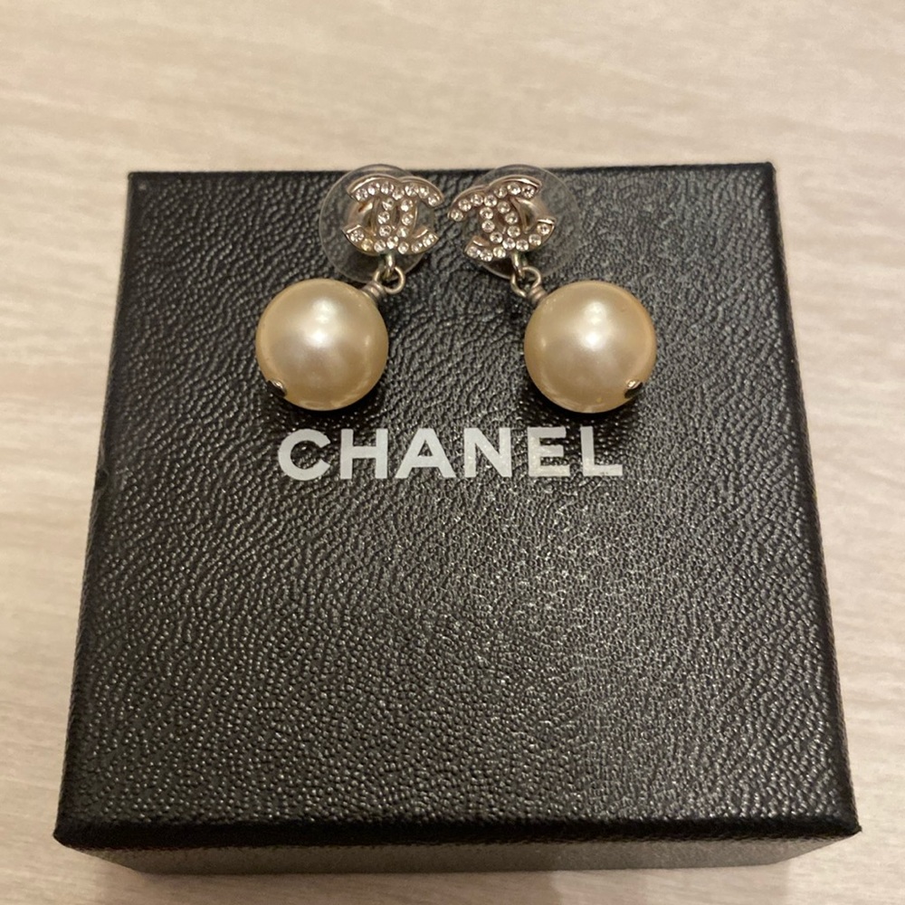 Chanel earrings, comes with original pouch and box